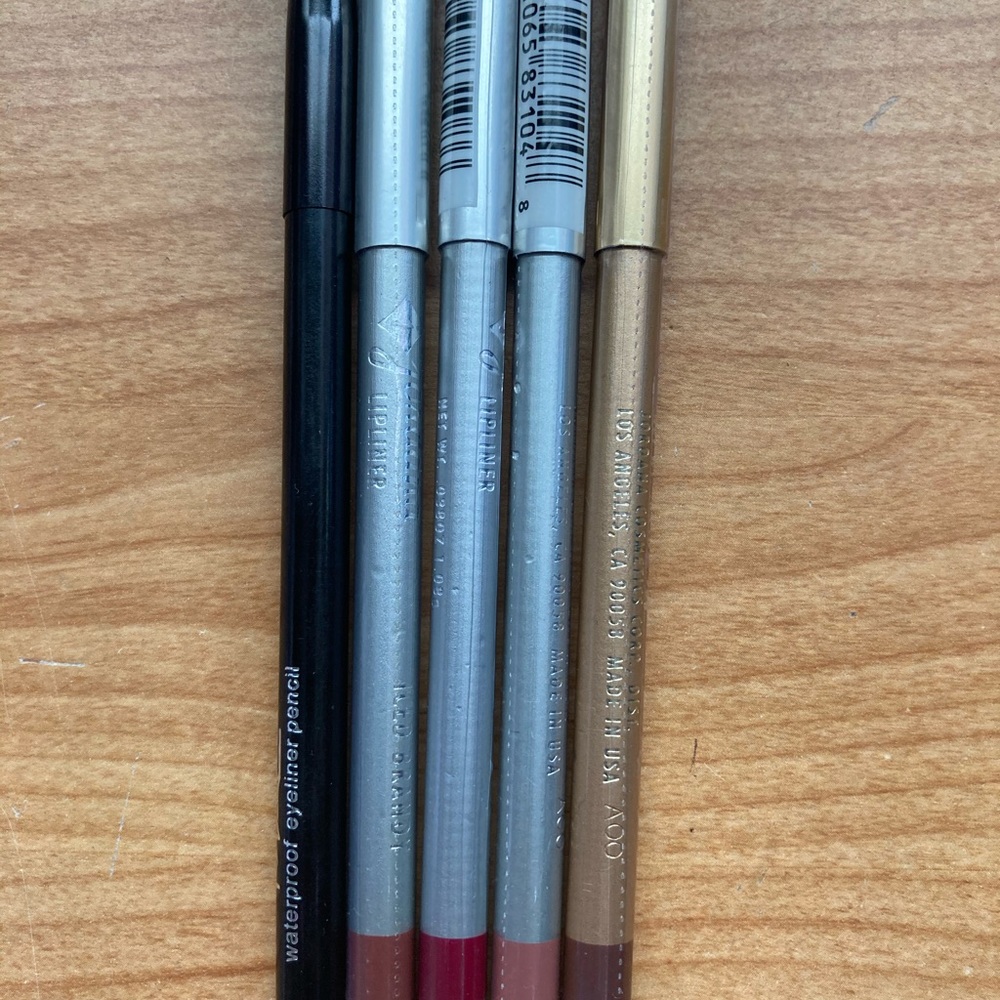 5 different eyeliner pencils.